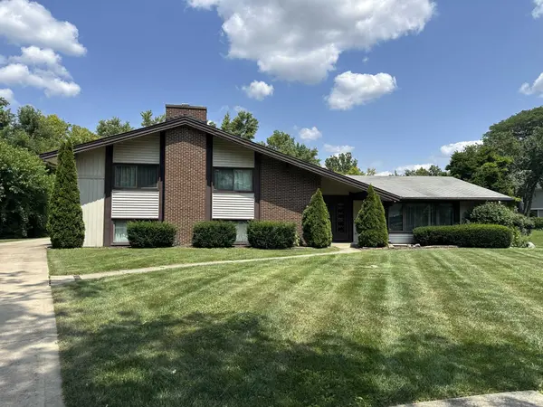 1016 Royal Blackheath Ct, Naperville, IL 60563-2305