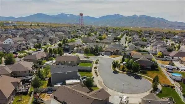 What Is an HOA? A Guide to Homeowners Associations and HOA Fees