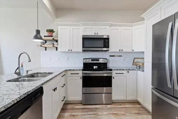 8112 N CLYDESDALE DR E, Eagle Mountain, UT 84005