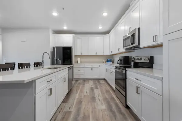 8392 S SKY MIRROR LN W #204, Midvale, UT 84047