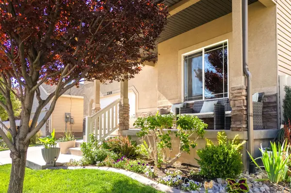 2309 E HITCHING POST DR