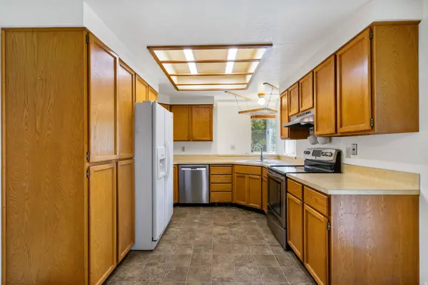 6896 HILLSIDE VILLAGE CIR, Cottonwood Heights, UT 84121