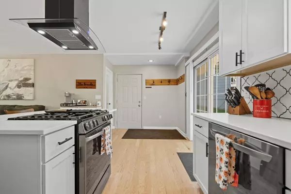 9549 Yorkshire LN, Eden Prairie, MN 55347