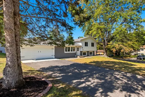 9549 Yorkshire LN, Eden Prairie, MN 55347