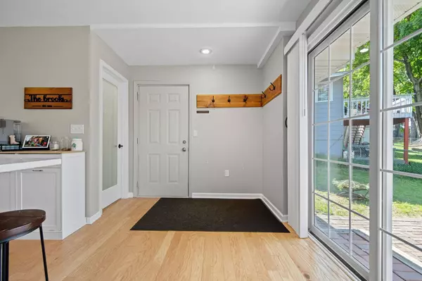 9549 Yorkshire LN, Eden Prairie, MN 55347