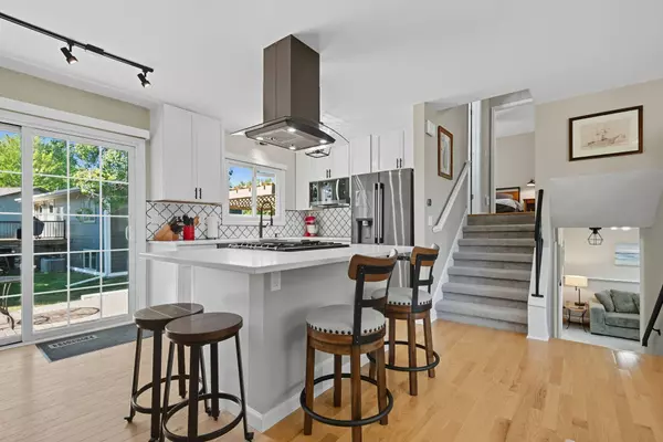 9549 Yorkshire LN, Eden Prairie, MN 55347