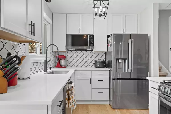 9549 Yorkshire LN, Eden Prairie, MN 55347