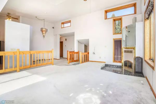 5621 33rd ST S, Fargo, ND 58104