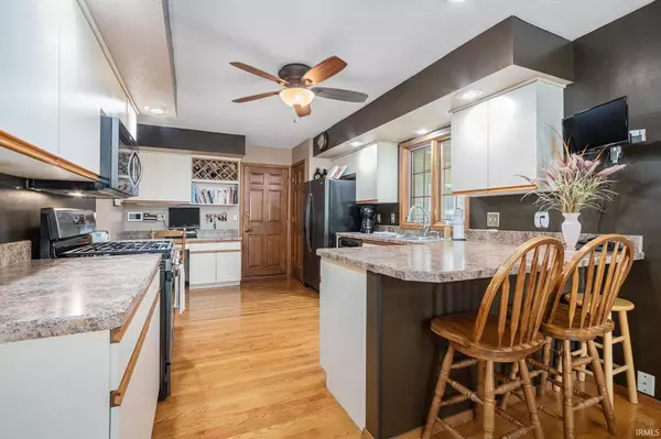 11116 Dragoon Trail, Mishawaka, IN 46544-9730