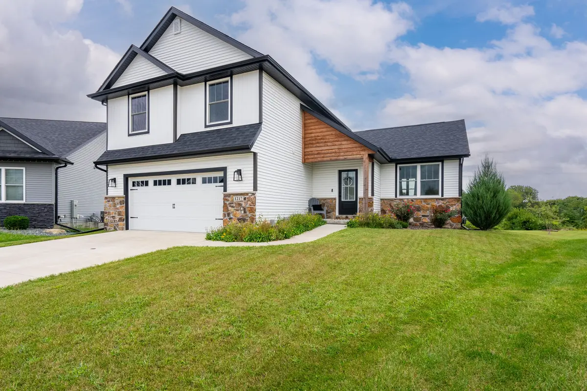 1217 W 64th St, Davenport, IA 52806-0007