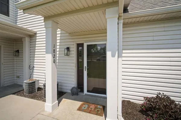 1820 Stony Ln, Slinger, WI 53086