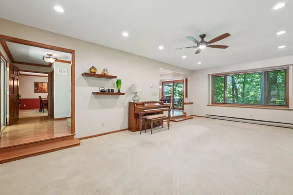 W222N2872 Timberwood Ct, Pewaukee, WI 53186
