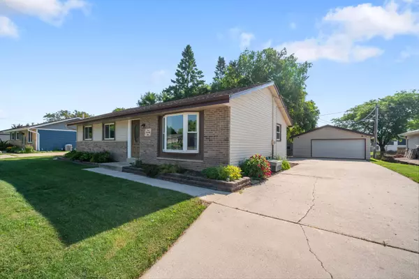 172 S Regis Rd, Saukville, WI 53080