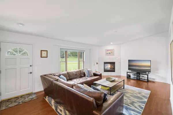 W257S4628 Wood Lilly Ln, Waukesha, WI 53189