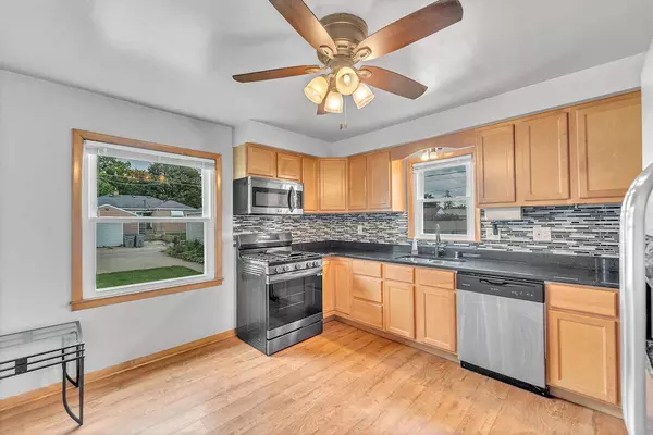 3608 N 98th St, Milwaukee, WI 53222