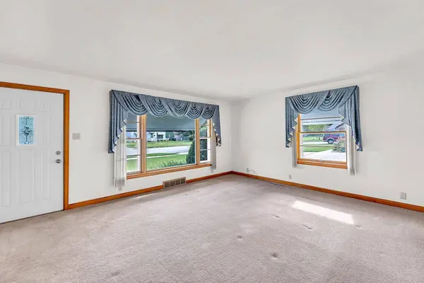 1040 Lincoln Dr W, West Bend, WI 53095