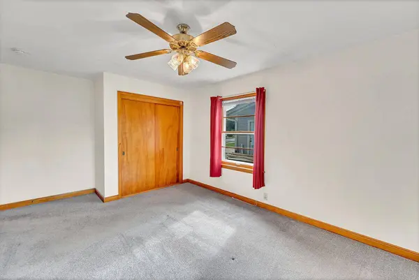 1040 Lincoln Dr W, West Bend, WI 53095