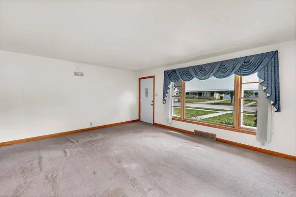 1040 Lincoln Dr W, West Bend, WI 53095