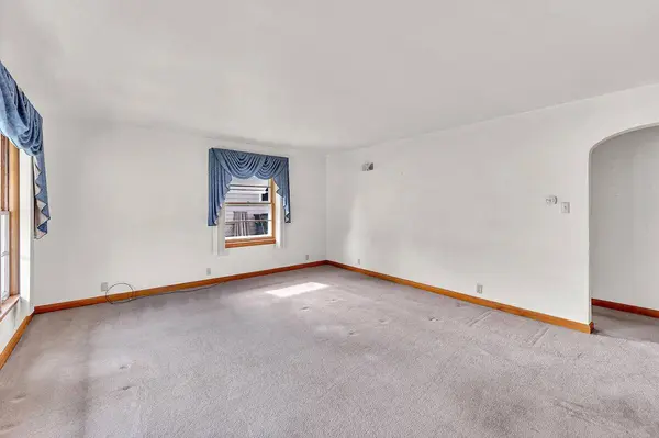 1040 Lincoln Dr W, West Bend, WI 53095