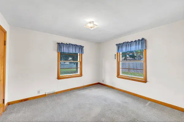 1040 Lincoln Dr W, West Bend, WI 53095