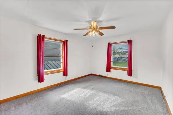 1040 Lincoln Dr W, West Bend, WI 53095