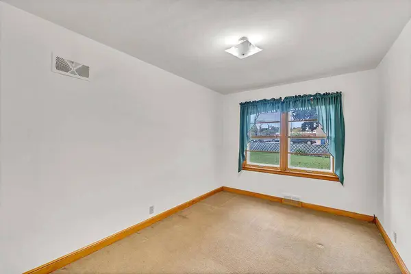 1040 Lincoln Dr W, West Bend, WI 53095