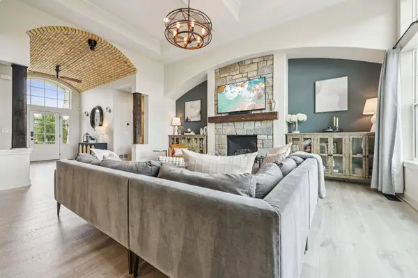 1609 Whistling Hill Cir, Hartland, WI 53029