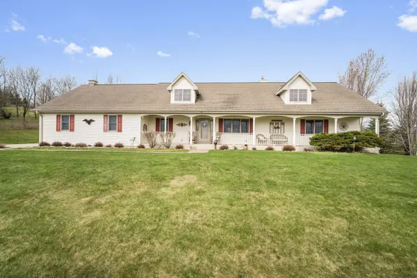 7475 Country View Ln, Wayne, WI 53090