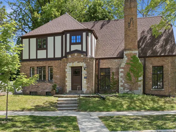 1555 E Olive St, Shorewood, WI 53211