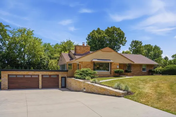 3580 Sunny Crest Dr, Brookfield, WI 53005