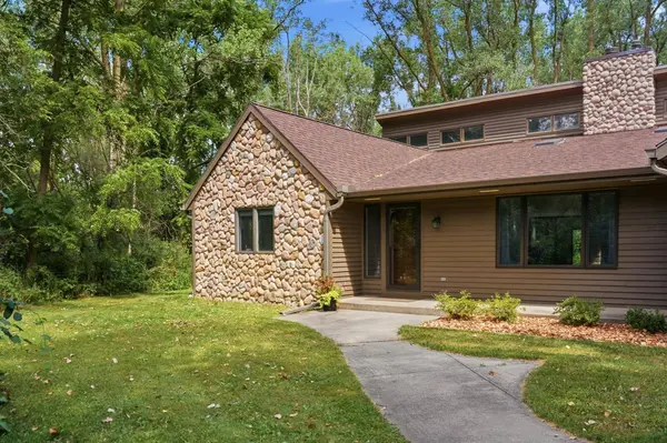 19800 W Briar Ridge Dr, Brookfield, WI 53045