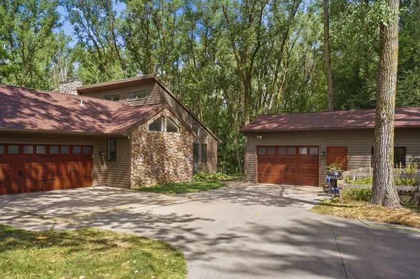 19800 W Briar Ridge Dr, Brookfield, WI 53045
