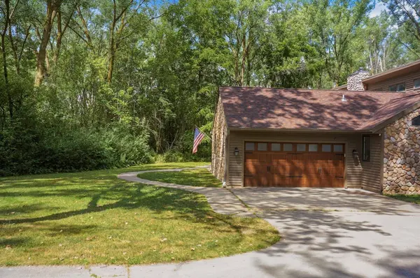 19800 W Briar Ridge Dr, Brookfield, WI 53045
