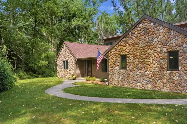 19800 W Briar Ridge Dr, Brookfield, WI 53045