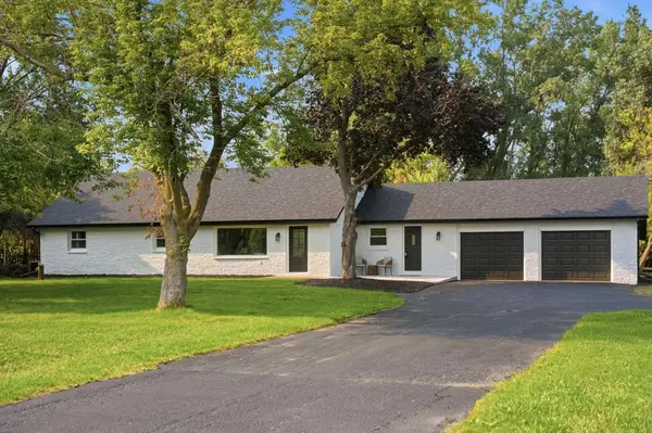 7526 W County Line Rd, Mequon, WI 53092