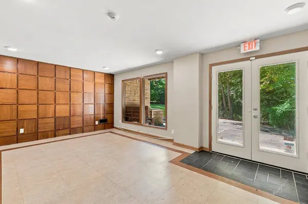 610 Downing Dr, Waukesha, WI 53186