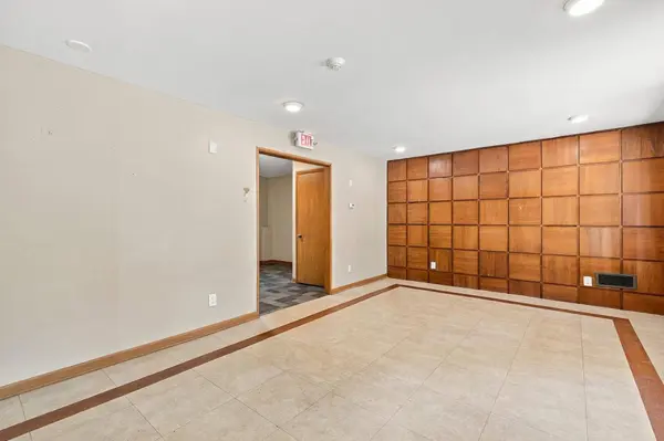 610 Downing Dr, Waukesha, WI 53186