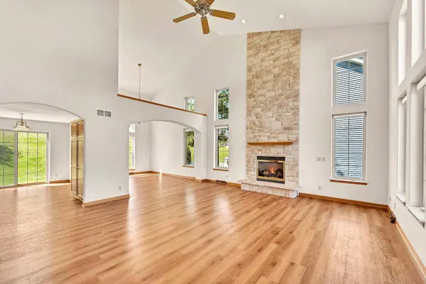 511 Thurow Dr, Oconomowoc, WI 53066