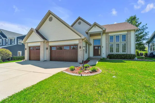 511 Thurow Dr, Oconomowoc, WI 53066