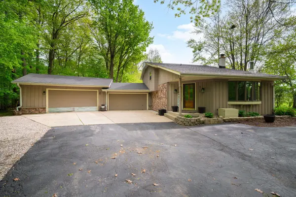3765 Maplewood Ct, Richfield, WI 53033
