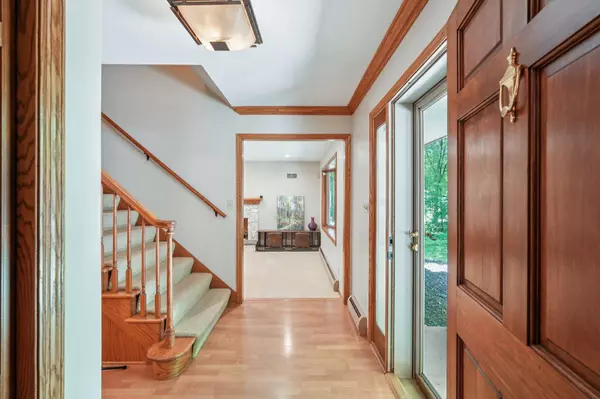 W222N2872 Timberwood Ct, Pewaukee, WI 53186