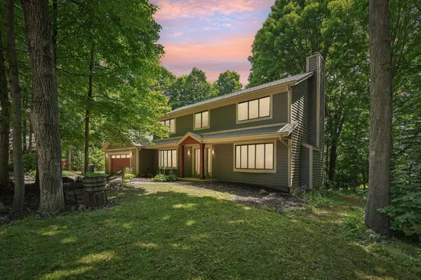 W222N2872 Timberwood Ct, Pewaukee, WI 53186