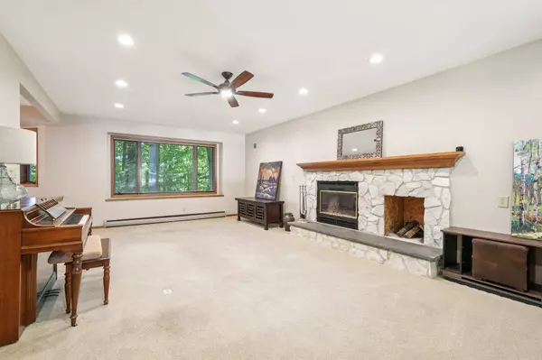 W222N2872 Timberwood Ct, Pewaukee, WI 53186