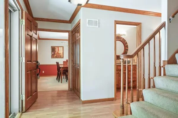 W222N2872 Timberwood Ct, Pewaukee, WI 53186