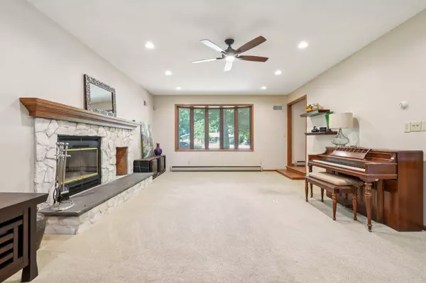 W222N2872 Timberwood Ct, Pewaukee, WI 53186