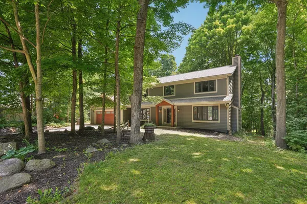 W222N2872 Timberwood Ct, Pewaukee, WI 53186