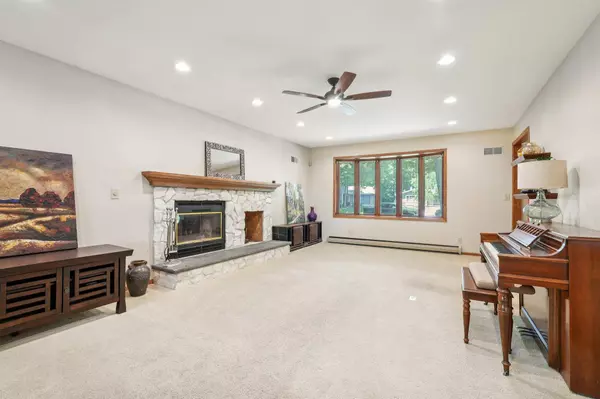 W222N2872 Timberwood Ct, Pewaukee, WI 53186