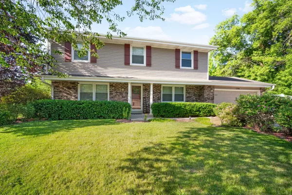 1701 Indianwood Ln, Waukesha, WI 53186