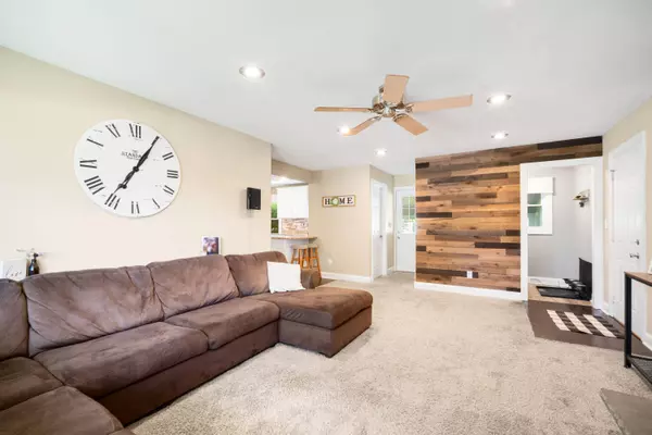 1701 Indianwood Ln, Waukesha, WI 53186