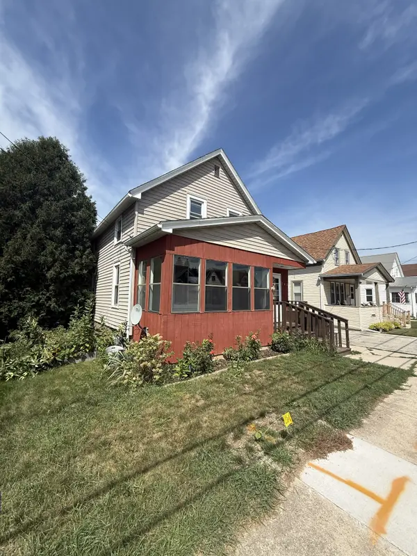 762 Pine St, Sheboygan Falls, WI 53085-1533